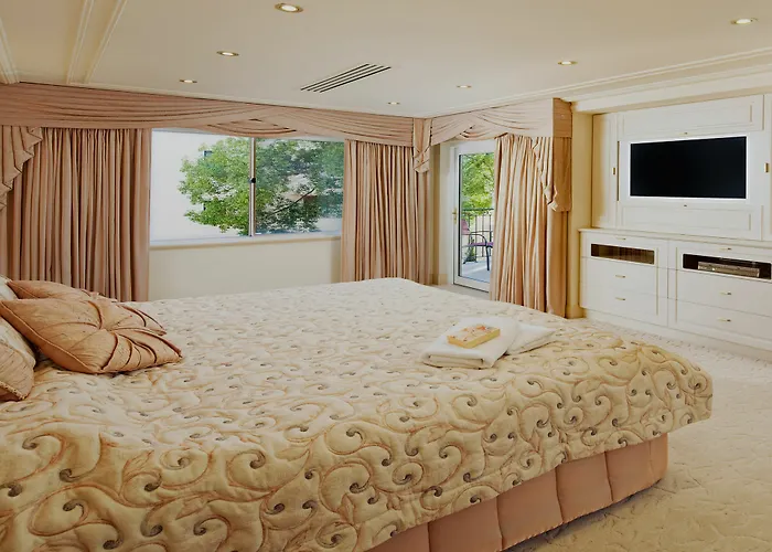 Riverside One-Bedroom King Suite